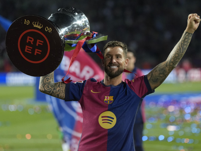 El defensa del Barcelona Íñigo Martínez celebra el título de Liga al final del encuentro de la jornada 37 de LaLiga entre FC Barcelona y Villarreal CF
