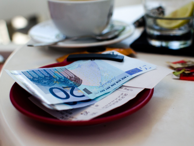 Pago de un café en euros.