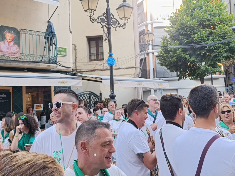 peñistas en la plaza