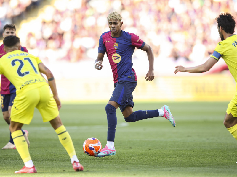 Lamine Yamal jugando contra el Villareal en un partido de LaLiga