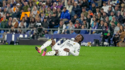Eduardo Camavinga (Nº 6) se lesiona durante el partido de LaLiga entre el Getafe CF y el Real Madrid en el Estadio Coliseum, en Getafe, Madrid, España, y se perderá la final de Copa contra el FC Barcelona.
