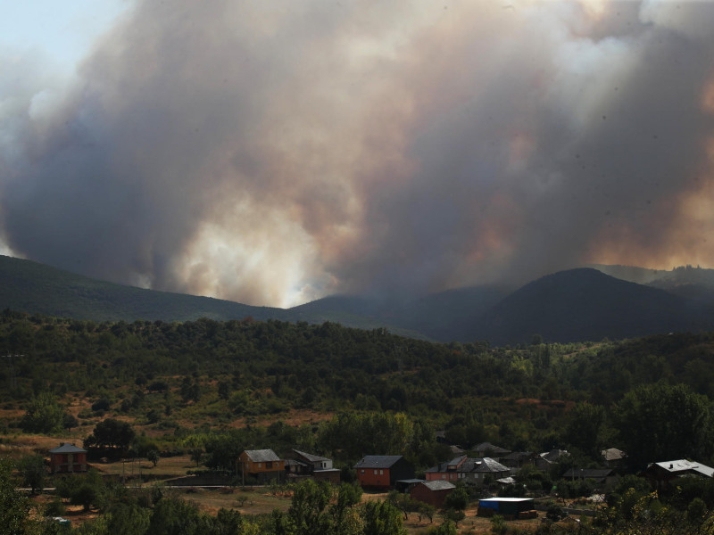 Vista del incendio forestal que afecta a Las Médulas este domingo. El incendio declarado en la localidad leonesa de Yeres se ha complicado esta tarde y ha obligado a desalojar a unos 700 vecinos de varios municipios del entorno del paraje natural de Las Médulas, Patrimonio de la Humanidad, que de momento no se ha visto afectado por las llamas.En concreto, según ha explicado la Subdelegación del Gobierno en León, han sido evacuadas por la Guardia Civil 400 vecinos de Carucedo, otros 165 de Orellán, 100 de Las Médulas y 15 de Voces, mientras que la Policía Nacional ha hecho lo mismo con una veintena de personas de Montes de Valdueza, localidad que pertenece al término municipal de Ponferrada