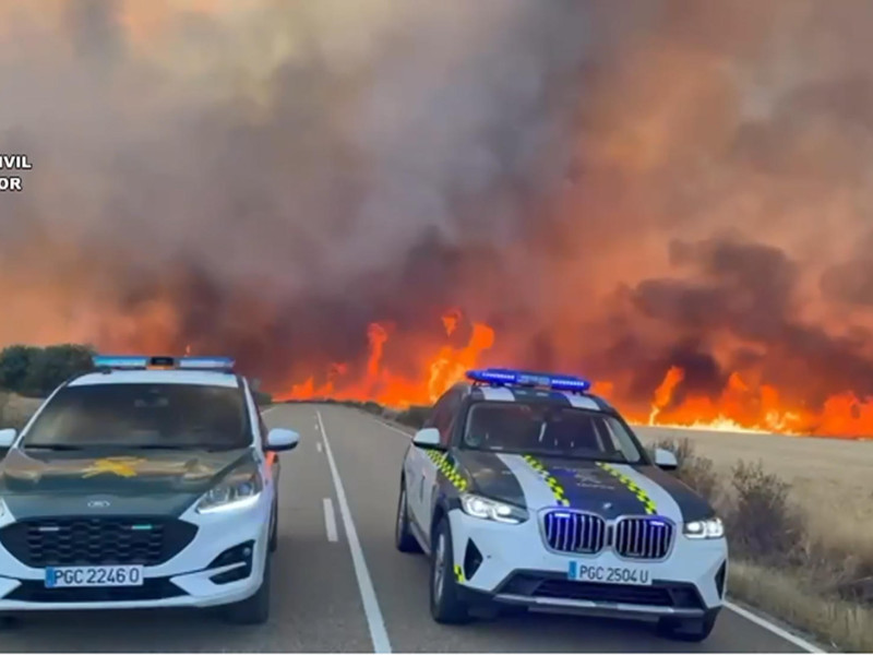 Captura de video que muestra cortes de carretera en la ZA-P 2554, por un incendio en las proximidades de Cubo de Benavente, Zamora