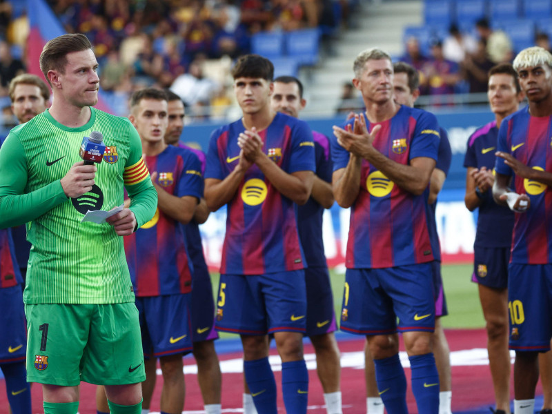 Ter Stegen hablando durante la presentación del FC Barcelona en el Joan Gamper