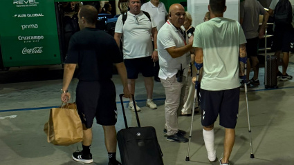 Imagen de Isco antes de subir al bus del Betis en muletas.
