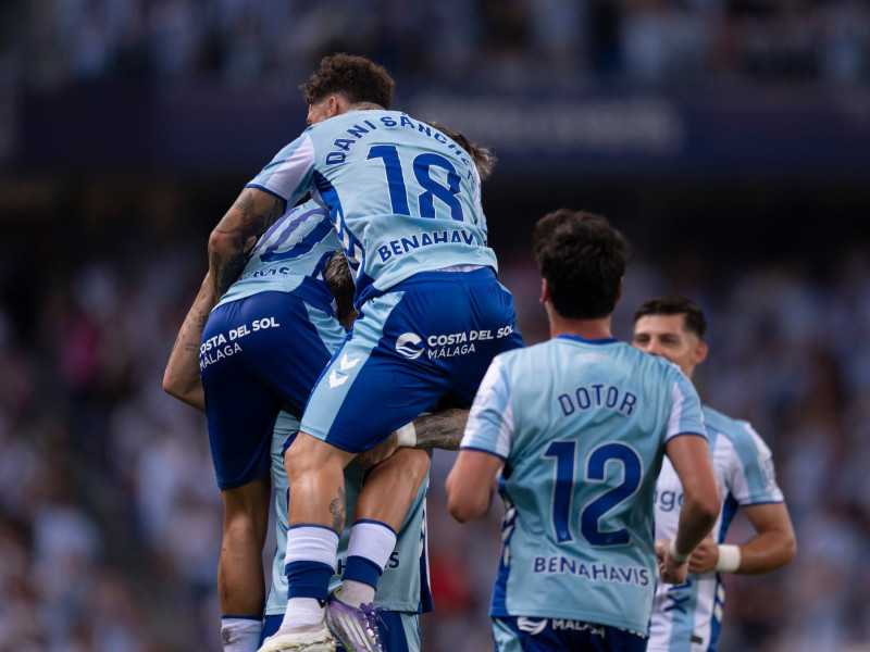 El Málaga arropó a Larrubia que el fue el mejor del partido en La Rosaleda.
