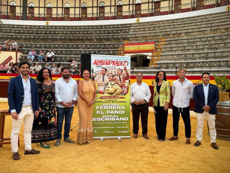 Foto de familia del encuentro de Escribano con aficionados en el Coso de la Piedad