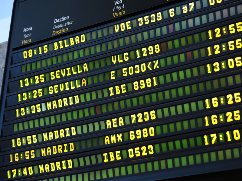 Panel del aeropuerto de Alvedro, en A Coruña.