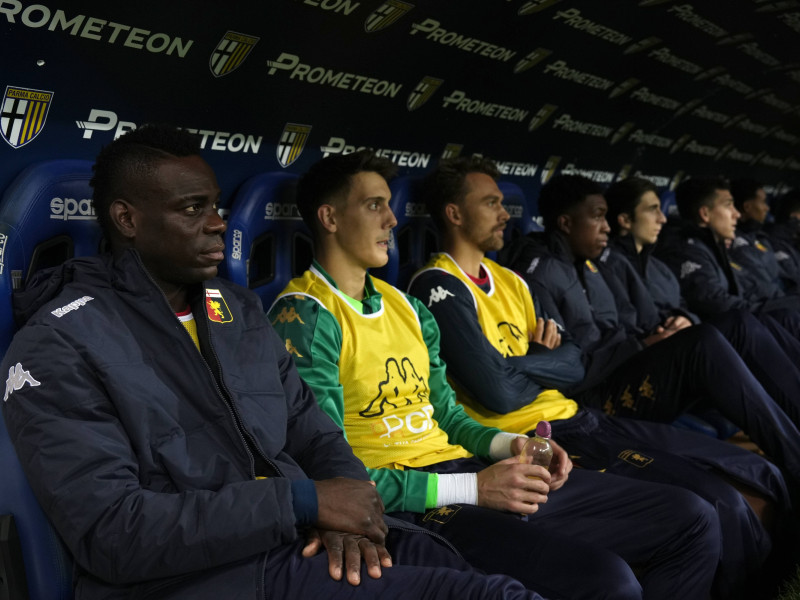 Mario Balotelli en el banquillo durante un partido del Génova