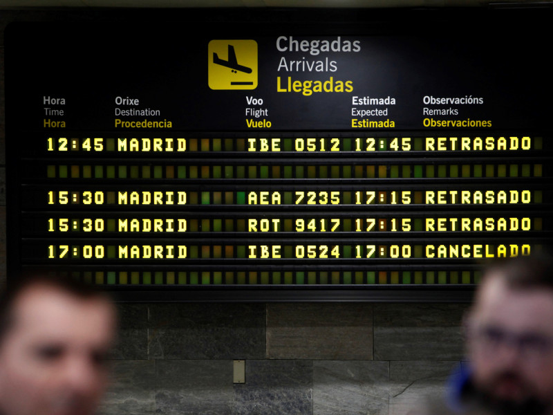 Panel informativo del aeropuerto de Alvedro, A Coruña, con desvíos (foto de archivo)