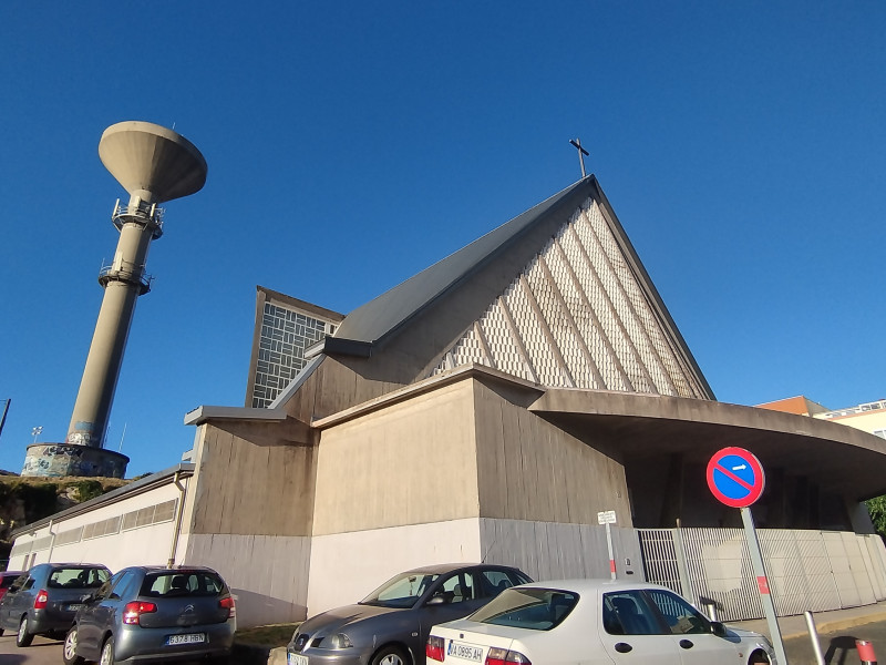 Iglesia de San José y depósito de Monte Alto, en la avenida de Santo Tomás de A Coruña