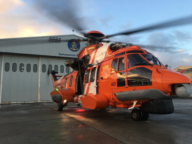 Helicóptero 'Helimer 401' de Salvamento Marítimo, con base en el Aeropuerto de Alvedro