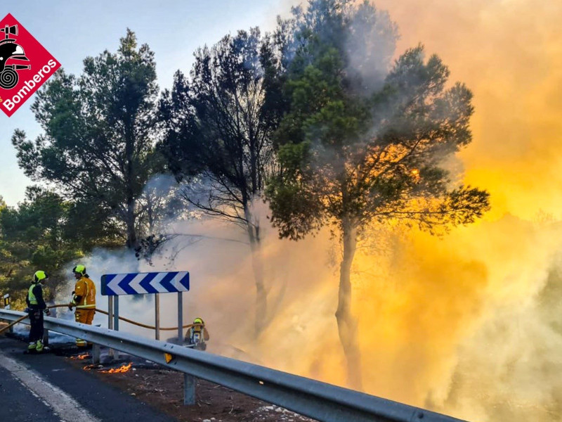 Incendio provocado por el accidente de tráfico, este domingo en Altea.