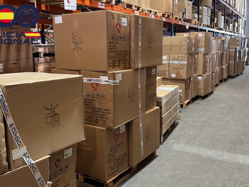Almacén de distribución de los muebles falsificados, listos para exportar