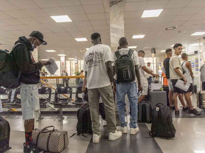 Decenas de migrantes embarcan para salir hacia la península