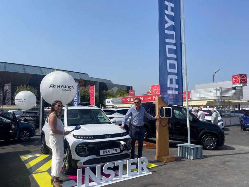 Luis Ardit junto a un vehículo Hyundai Inster eléctrico