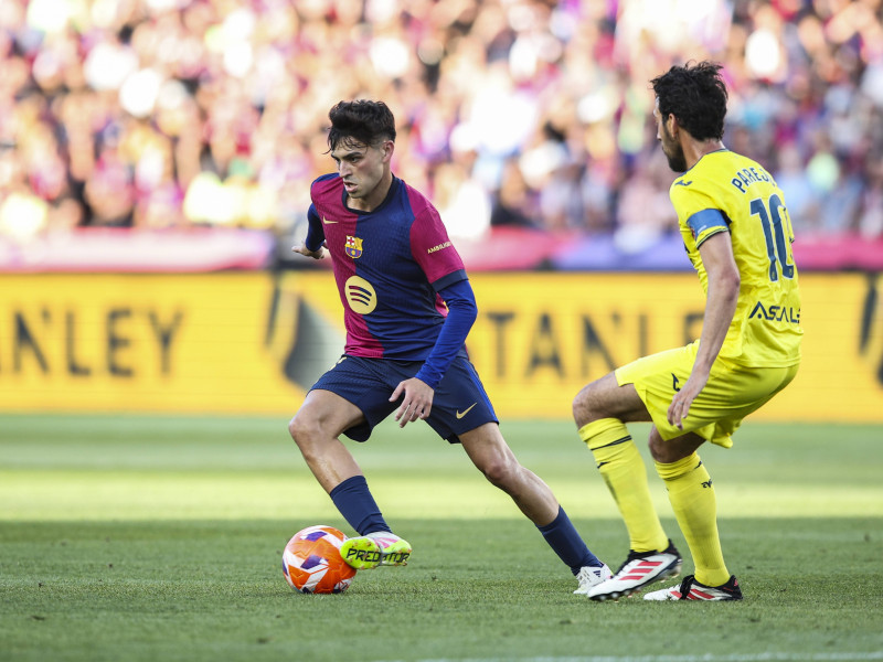 Pedri (FC Barcelona) controla el balón presionado por Dani Parejo (Villarreal CF) durante el partido de LaLiga entre el FC Barcelona y el Villarreal CF en el Estadio Olímpic Lluís Companys, el 18 de mayo de 2025, en Barcelona, España.