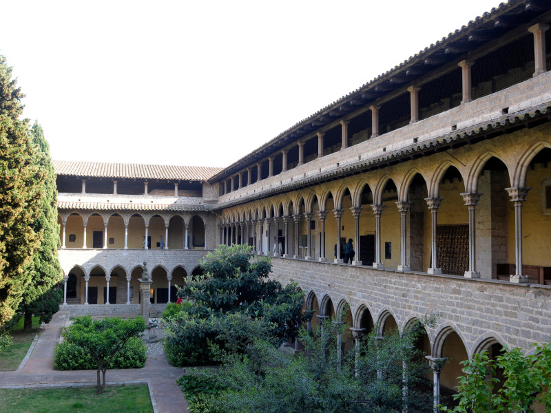 T9AH7N Pedralbes Monastery cloister, museum, Barcelona, Spain