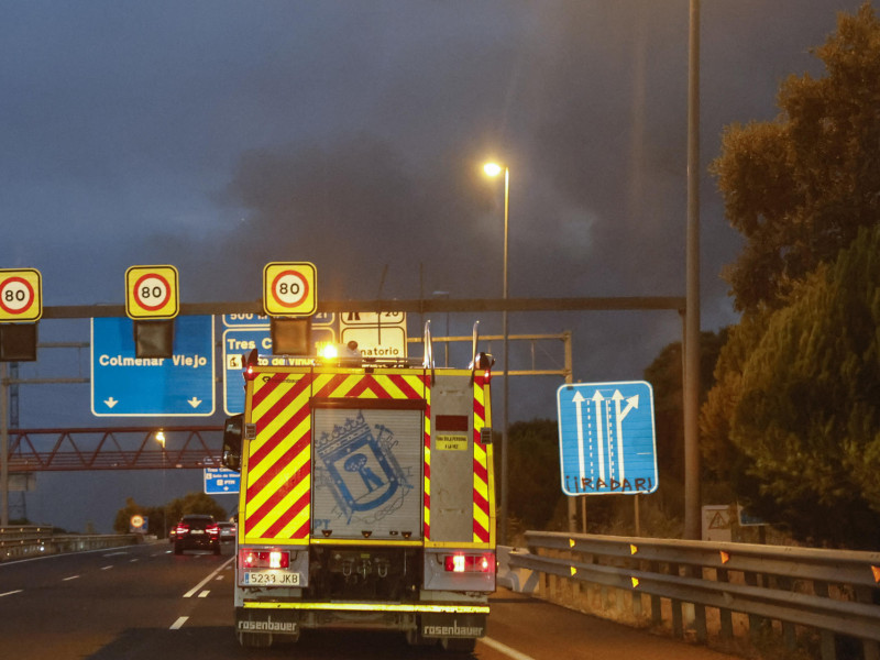 El incendio que se ha declarado en la tarde de este lunes en la localidad madrileña de Tres Cantos ha obligado a desalojar dos urbanizaciones próximas al fuego, las de Soto de Viñuelas y Fuente El Fresno, y la UME se ha incorporado a su extinción, en la que trabajan 23 dotaciones de bomberos de la Comunidad de Madrid y 11 del Ayuntamiento de la capital.