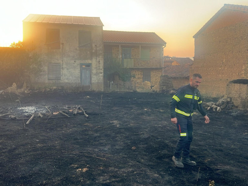 El incendio forestal de Molezuelas de la Carballeda (Zamora), que ha obligado a desalojar a unas 850 personas de cuatro pueblos zamoranos que han pasado la noche fuera de sus casas