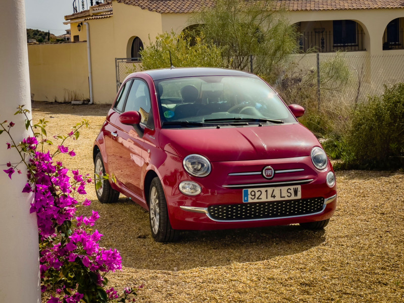 Fiat 500 compacto de alquiler aparcado en España