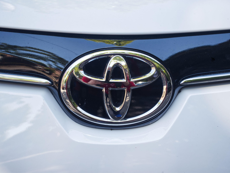 La insignia de Toyota sobre uno de los coches de alquiler