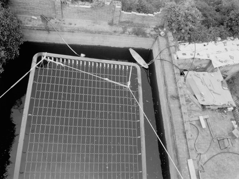 Los resortes de la cama cuelgan sobre un charco de agua oscura, defensa de los okupas para un desalojo no violento