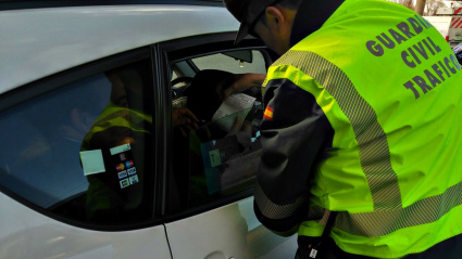 Agente de la Guardia Civil realizando un control de alcoholemia