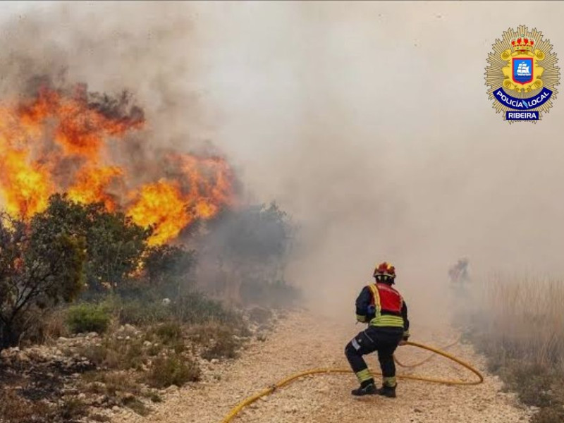 Incendio de Ribeira junto al núcleo de Ventín donde fue interceptado el presunto incendiario