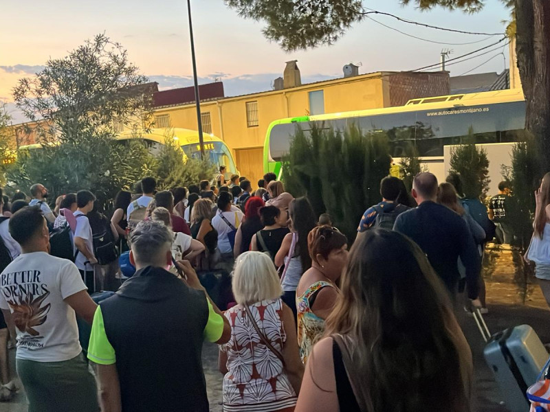 Pasajeros fuera del tren en Espeluy