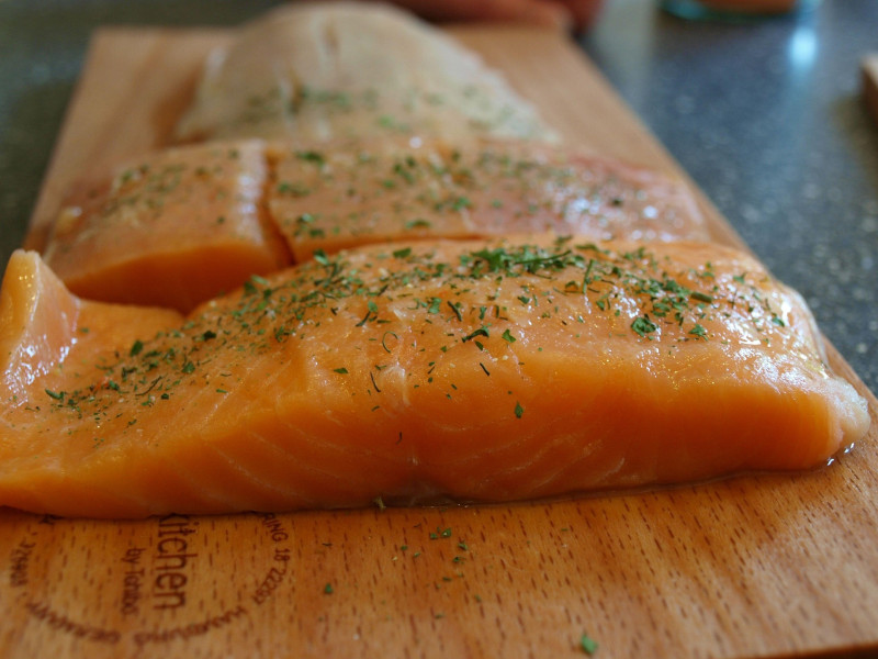 También puedes obtenerla de alimentos como pescados grasos (salmón, sardinas)