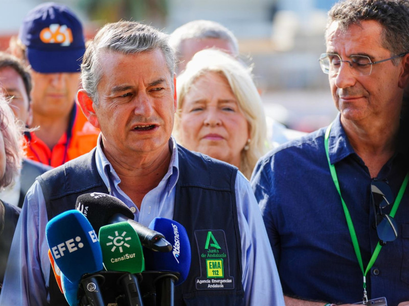 12/08/2025 El consejero de la Presidencia, Interior, Diálogo Social y Simplificación Administrativa, Antonio Sanz, informa del incendio en Tarifa. A12 de agosto de 2025. en Tarifa, Cádiz (Andalucía, España). Tras la reunión del Comité de Operaciones del Plan de Emergencia contra Incendios, el consejero de Presidencia, Antonio Sanz, reconocía el "gran trabajo" realizado por el dispositivo del Plan Infoca. También destacaba la labor de los bomberos, quienes, en coordinación con Infoca, trazaban una línea de seguridad en torno a las viviendas para protegerlas del avance del fuego.POLITICA Francisco J. Olmo - Europa Press