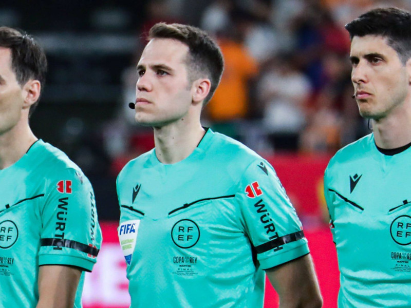 De Burgos Bengoetxea, junto a dos asistentes en la final de la Copa del Rey