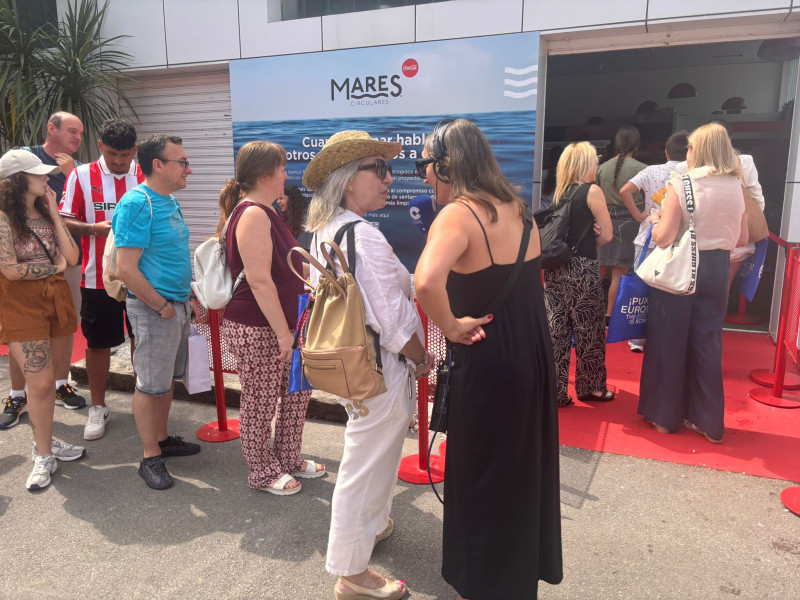 Visitantes a la FIDMA haciendo cola para acceder al stan de Coca Cola