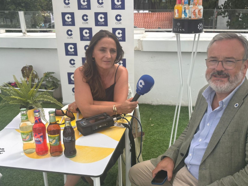 Alfredo García Quintana en el stand de Coca-Cola