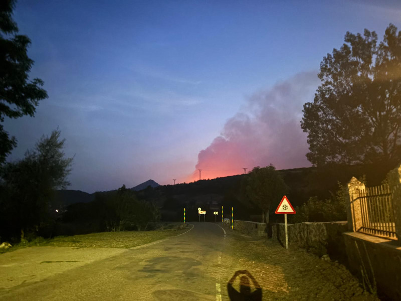 Incendio en la noche de ayer, desde una de las viviendas de la zona