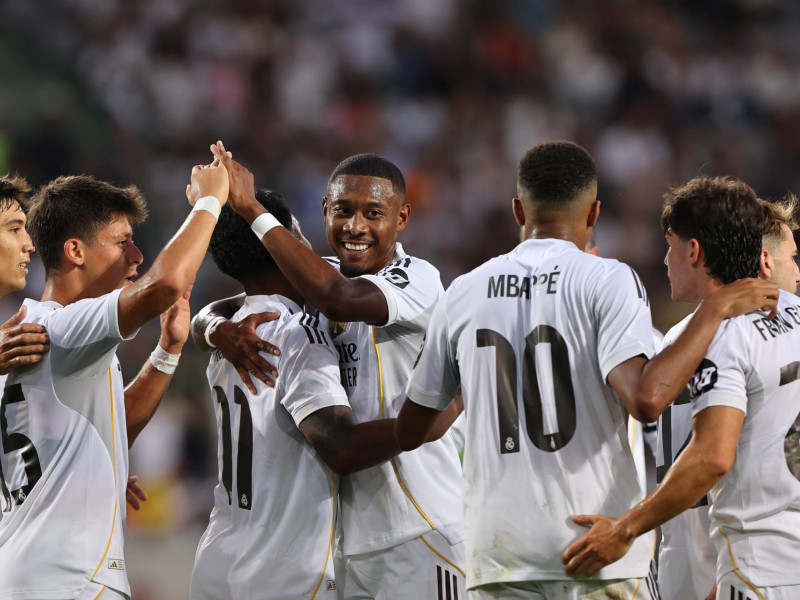 Rodrygo del Real Madrid (L3) celebra con sus compañeros tras marcar el gol del 0-4 durante un partido amistoso entre el WSG Tirol y el Real Madrid, en Innsbruck, Austria, el 12 de agosto de 2025.