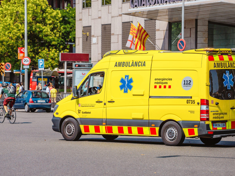Ambulancia amarilla circulando a toda velocidad por las calles de Barcelona