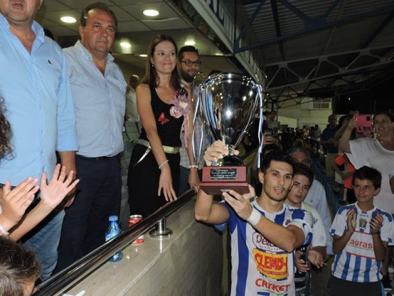 Emilio, capitán del Águilas CF levantando el trofeo en una de las últimas ediciones disputadas