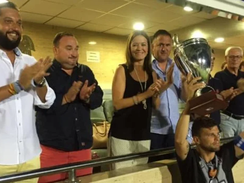 Andrés Carrasco levantando el trofeo con la camiseta del CF Lorca Deportiva