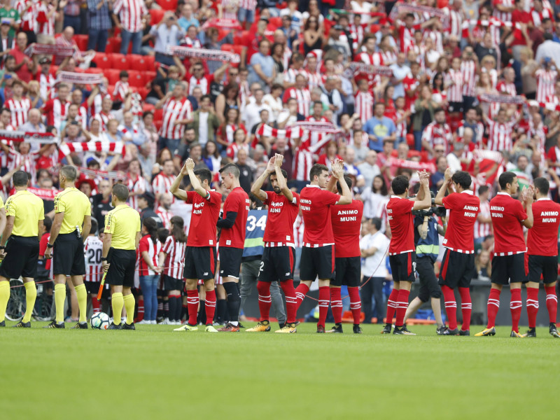 BILBAO/ PAIS VASCOPartido de la Jornada 8 de la Liga Santander de futbol entre el Athletic de Bilbao y el Sevilla en el Estadio San Mames de Bilbao. Los jugadores del Athletic de Bilbao saltan al terreno de juego con una camiseta de animo a Iker Muniain Goi por su lesionCordon Press