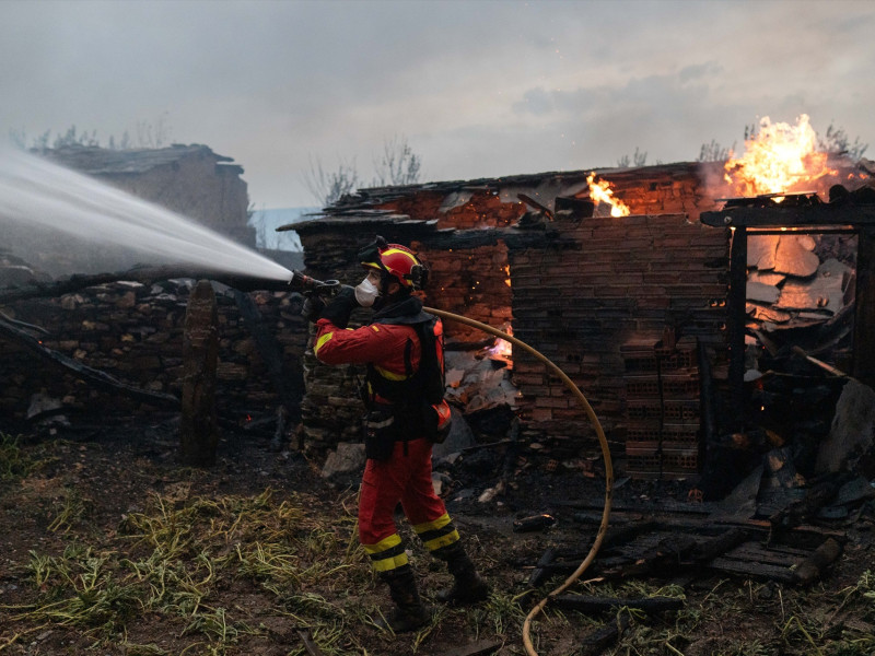 Un bombero trata de apagar el fuego, a 12 de agosto de 2025, en Abejera, Zamora, Castilla y León (España)