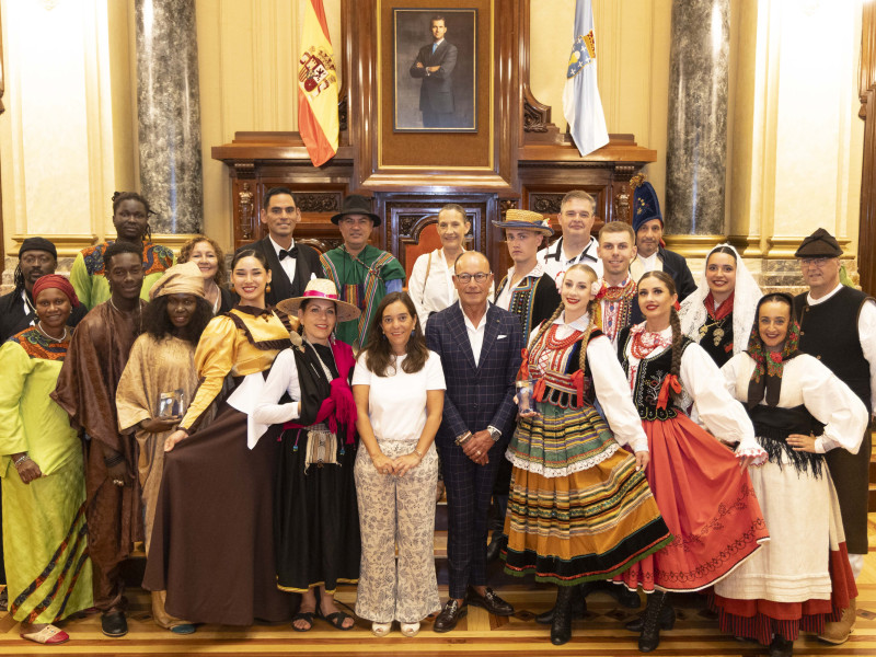 Recepción de la alcaldesa, Inés Rey, a las formaciones participantes en el Festival Internacional de Folclore 2025