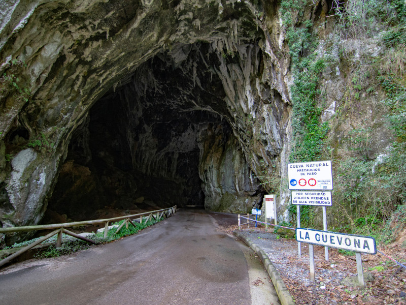 Entrada a La Cuevona por carretera, único acceso a Cuevas del Agua