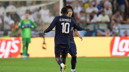 Kang-In Lee le choca la mano a Dembelé tras marcar el 1-2