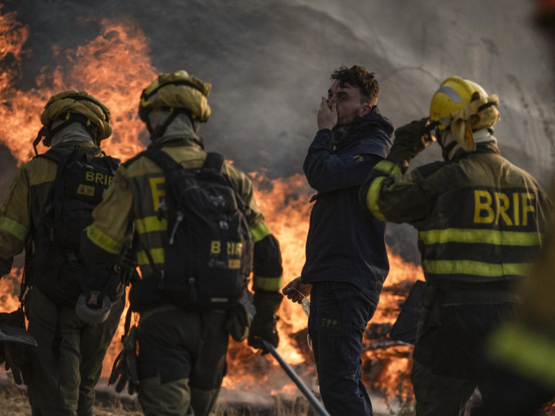Los bomberos durante las labores de extinción del incendio que afecta este miércoles al municipio de Monterrei
