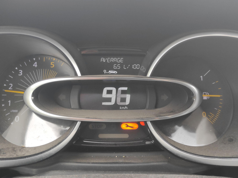 Renault Clio 1.5 dci diésel: el tablero interior indica números digitales, velocidad de conducción, rpm y combustible restante, distancia promedio