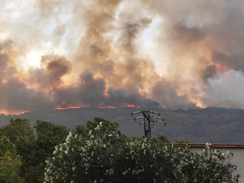 Vista del incendio forestal que afecta este martes a Jarilla, Villar de Plasencia, Cabezabellosa y El Torno, en la provincia de Cáceres