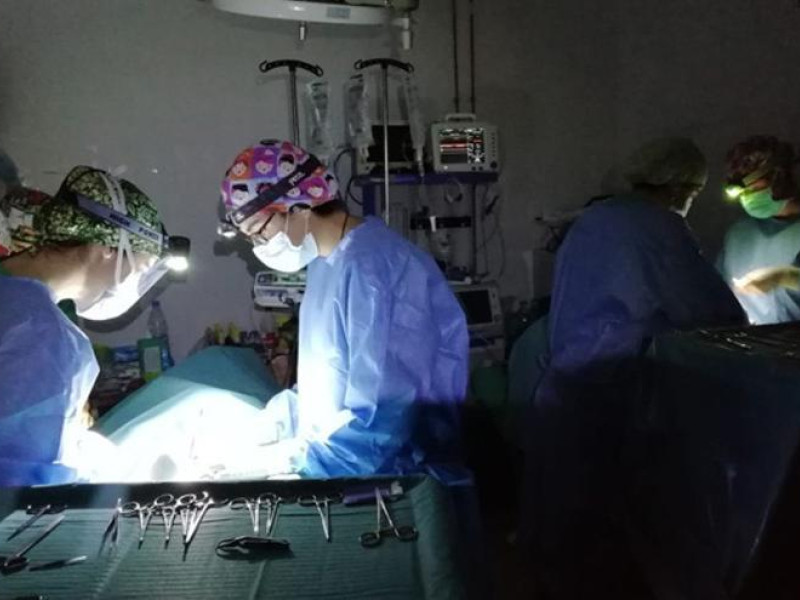 El equipo de Carlos Bardají en una de las intervenciones realizadas en África.