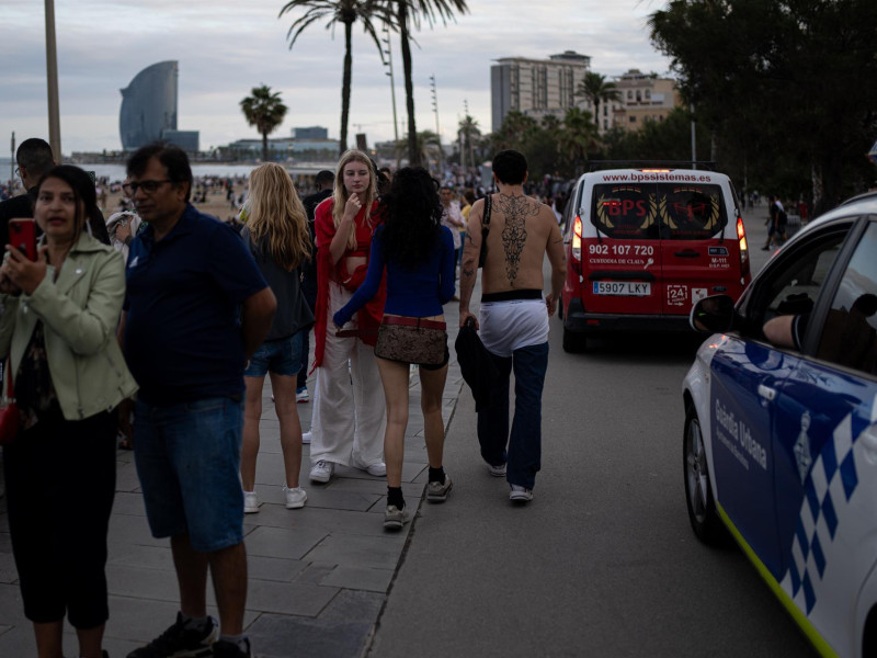 Celebración en la playa de la verbena de San Juan, a 23 de junio de 2024, en Barcelona.
